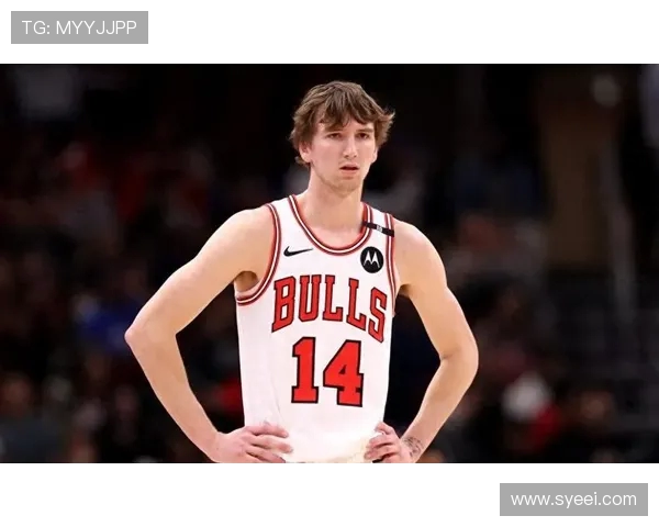 比赛中布泽利斯卡位抢板落地崴脚受伤被搀扶离场返回更衣室